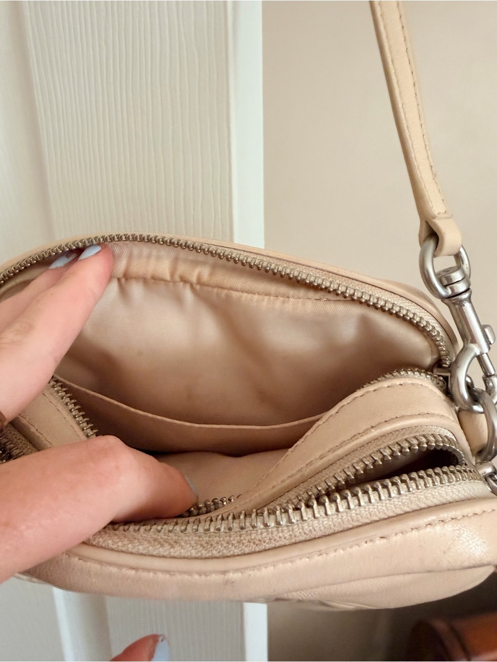 Tory Burch Cream Leather Quilted Logo Crossbody Bag - Picture 4 of 9